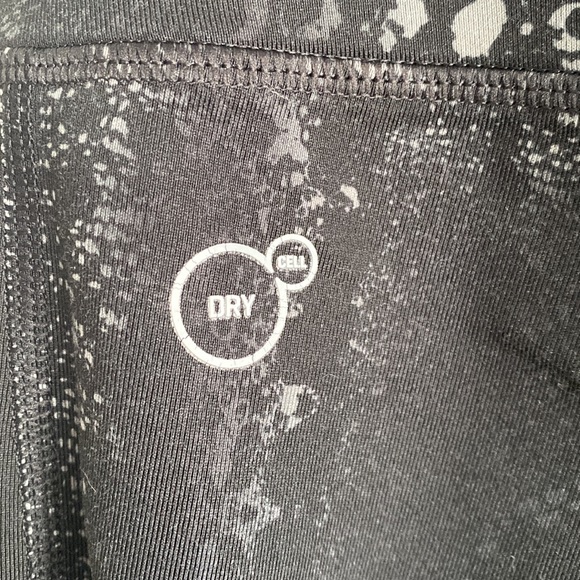 Puma - Dry Cell Workout Capri Leggings in Black & Grey - Picture 3 of 10